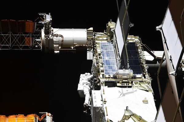 Выход в открытый космос астронавтов NASA Криса Кэссиди и Роберта Бенкена Выход в открытый космос астронавтов NASA Криса Кэссиди и Роберта Бенкена