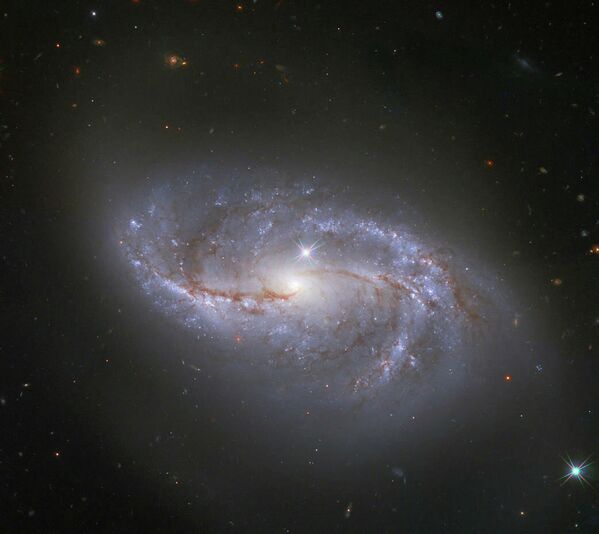 Спиральная галактика NGC 2608 в созвездии Рак Спиральная галактика NGC 2608 в созвездии Рак