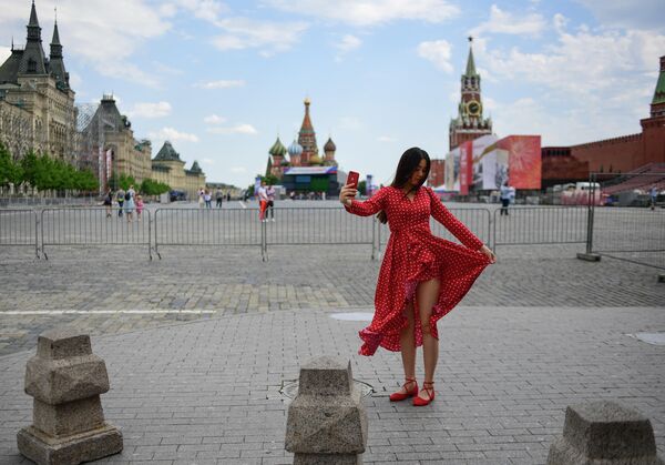 Девушка фотографируется на Красной площади в Москве Девушка фотографируется на Красной площади в Москве