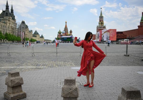 Девушка фотографируется на Красной площади в Москве Девушка фотографируется на Красной площади в Москве