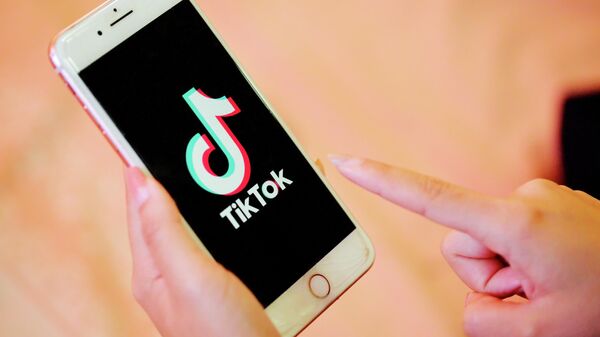 Телефон с приложением Tik Tok