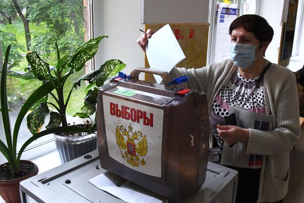 Женщина голосует по вопросу внесения поправок в Конституцию РФ на избирательном участке во Владивостоке Женщина голосует по вопросу внесения поправок в Конституцию РФ на избирательном участке во Владивостоке