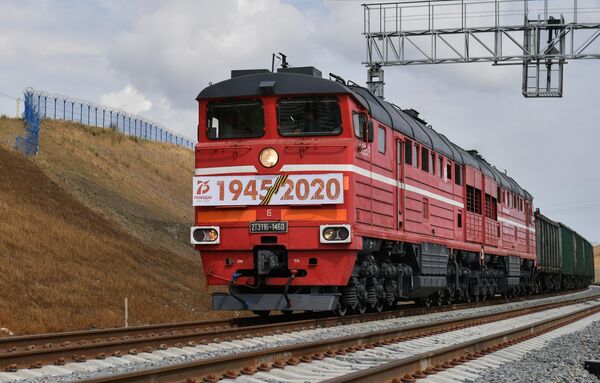 Грузовой состав на подъезде к Крымскому мосту Грузовой состав на подъезде к Крымскому мосту