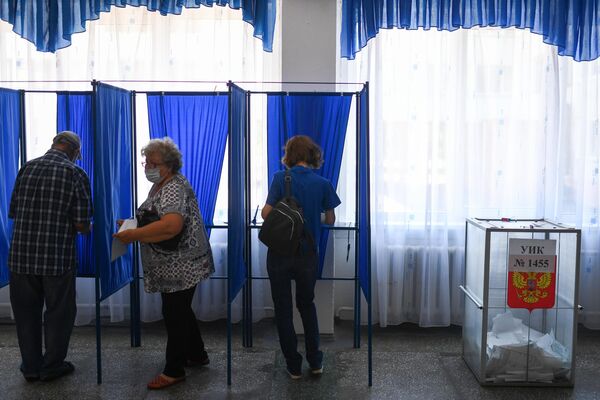 Избиратели на избирательном участке в Новосибирске, где проходит голосование по вопросу внесения поправок в Конституцию РФ Избиратели на избирательном участке в Новосибирске, где проходит голосование по вопросу внесения поправок в Конституцию РФ