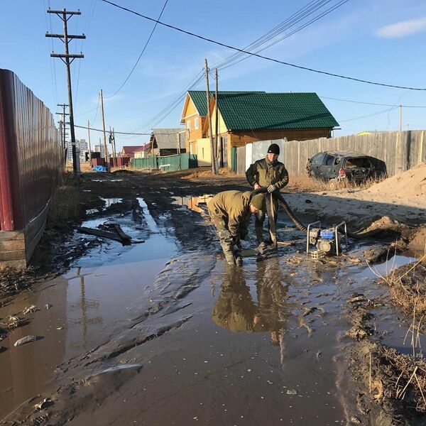 Добровольцы "Спецназа добра" откачивают талую воду Добровольцы "Спецназа добра" откачивают талую воду