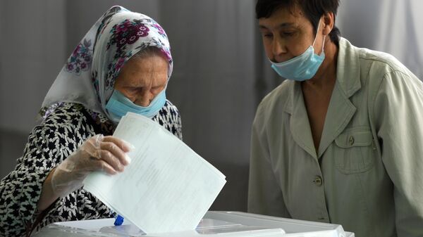 Женщина голосует по вопросу одобрения изменений в Конституцию России на избирательном участке №323 в Казани Женщина голосует по вопросу одобрения изменений в Конституцию России на избирательном участке №323 в Казани