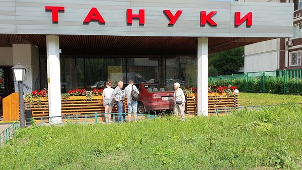 Автомобиль въехал в веранду ресторана Тануки в Москве