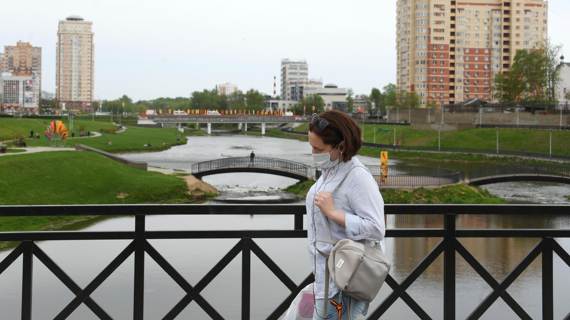 Женщина в защитной маске на одной из улиц в Щелково Московской области Женщина в защитной маске на одной из улиц в Щелково Московской области - РИА Новости, 1920, 23.06.2021