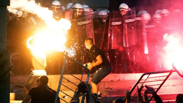 Участники протестов и полицейские в Белграде после введения комендантского часа Участники протестов и полицейские в Белграде после введения комендантского часа