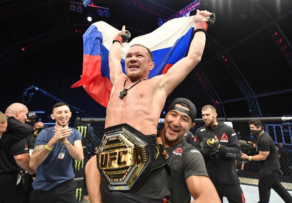 Петр Ян с поясом чемпиона UFC в легчайшем весе Петр Ян с поясом чемпиона UFC в легчайшем весе