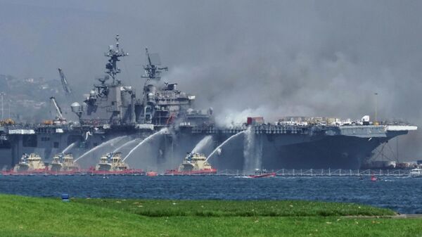 Пожар на универсальном десантном корабле USS Bonhomme Richard (LHD 6) на военно-морской базе в Сан-Диего Пожар на универсальном десантном корабле USS Bonhomme Richard (LHD 6) на военно-морской базе в Сан-Диего