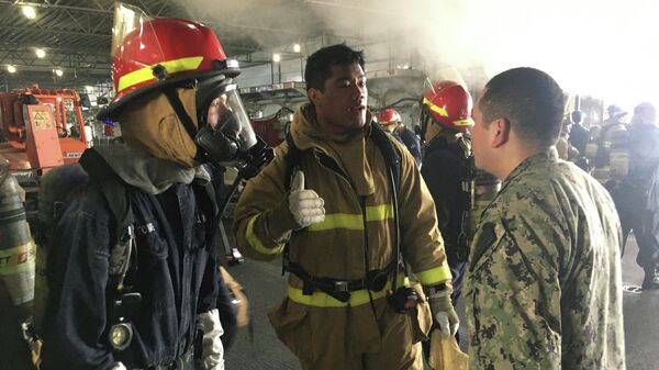 Работа пожарных служб на универсальном десантном корабле USS Bonhomme Richard (LHD 6) на военно-морской базе в Сан-Диего Работа пожарных служб на универсальном десантном корабле USS Bonhomme Richard (LHD 6) на военно-морской базе в Сан-Диего