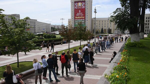 Очередь у здания ЦИК Белоруссии в Минске Очередь у здания ЦИК Белоруссии в Минске