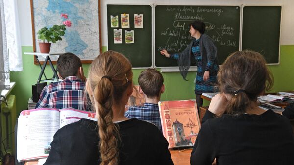 Ученики на уроке в школе деревне Аполлоновка в Омской области Ученики на уроке в школе деревне Аполлоновка в Омской области