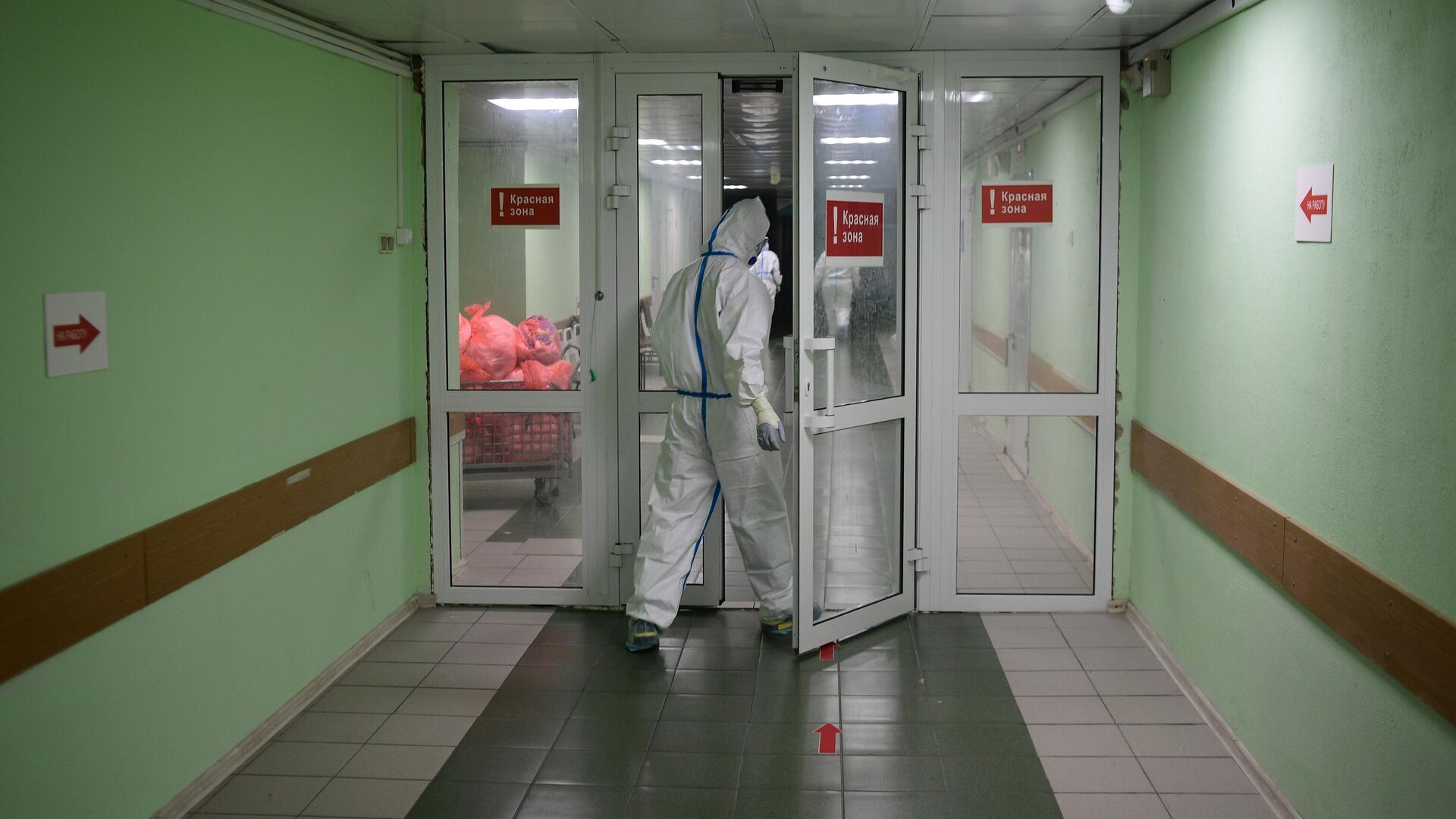 Медицинский работник входит в красную зону госпиталя COVID-19 городской клинической больницы № 15 имени О. М. Филатова в Москве Медицинский работник входит в красную зону госпиталя COVID-19 городской клинической больницы № 15 имени О. М. Филатова в Москве - РИА Новости, 1920, 30.09.2020