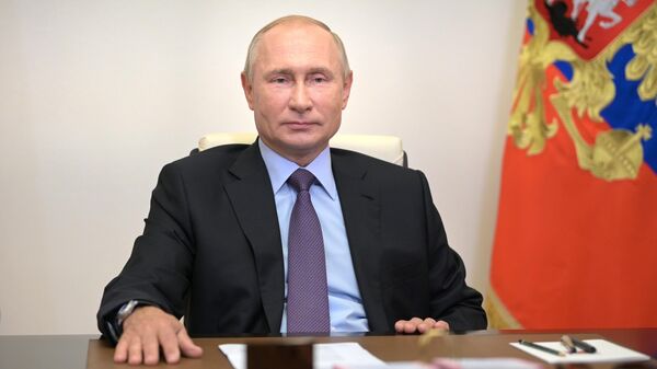 Президент РФ Владимир Путин принимает участие в режиме видеоконференции в церемонии запуска в эксплуатацию на Московском нефтеперерабатывающем заводе Президент РФ Владимир Путин принимает участие в режиме видеоконференции в церемонии запуска в эксплуатацию на Московском нефтеперерабатывающем заводе