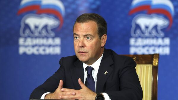 Медведев посоветовал единороссам чаще общаться с людьми вживую