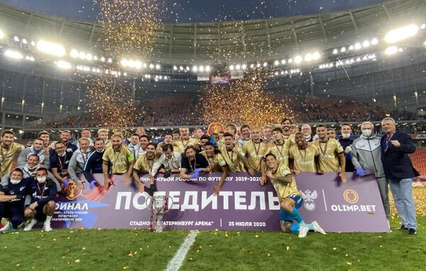 Игроки и тренеры Зенита на церемонии награждения победителей Кубка России Игроки и тренеры Зенита на церемонии награждения победителей Кубка России