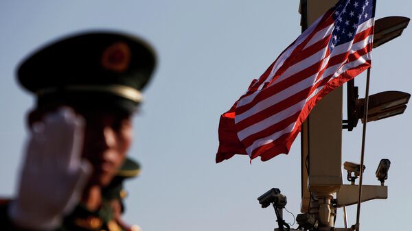 Военный жестикулирует недалеко от Запретного города в Пекине Военный жестикулирует недалеко от Запретного города в Пекине
