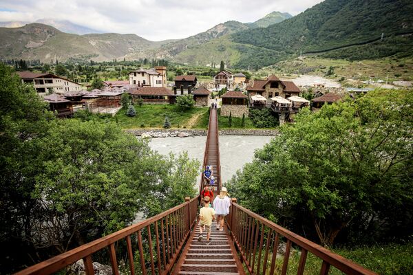 Туристы в ауле Верхняя Балкария в Кабардино-Балкарии Туристы в ауле Верхняя Балкария в Кабардино-Балкарии