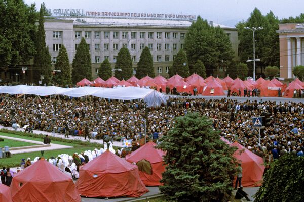 Митинг на площади Свободы. Требования митингующих: отмена чрезвычайного положения, отставка с поста Председателя Верховного Совета республики Рахмона Набиева, роспуск парламента Митинг на площади Свободы. Требования митингующих: отмена чрезвычайного положения, отставка с поста Председателя Верховного Совета республики Рахмона Набиева, роспуск парламента