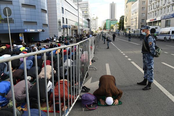 Верующие на богослужении в честь праздника Курбан-байрам возле Московской соборной мечети Верующие на богослужении в честь праздника Курбан-байрам возле Московской соборной мечети