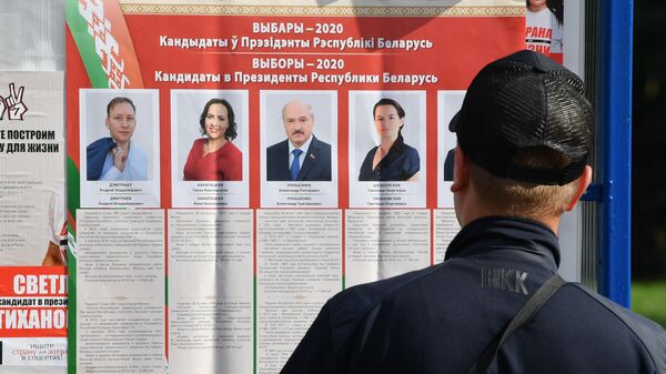 Стенд с информацией о кандидатах президентских выборов в парке Дружбы народов в Минске Стенд с информацией о кандидатах президентских выборов в парке Дружбы народов в Минске