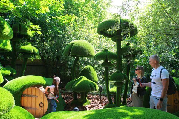 В парке Крылатское зеленые фигуры создают атмосферу гармонии и покоя, погружая в мир природы и искусства
