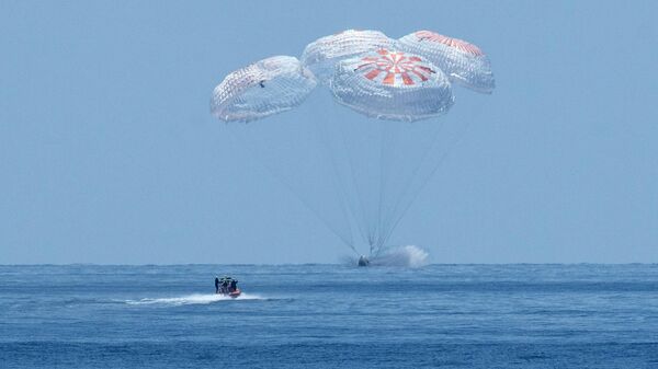 Космический корабль Crew Dragon совершает приводнение в Мексиканском заливе Космический корабль Crew Dragon совершает приводнение в Мексиканском заливе