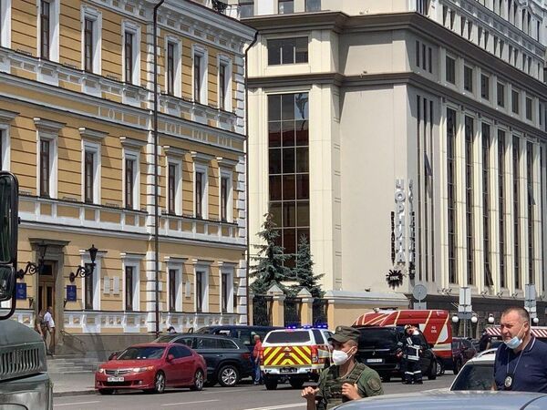 Сотрудники правоохранительных органов Украины возле бизнес-центре Леонардо в Киеве Сотрудники правоохранительных органов Украины возле бизнес-центре Леонардо в Киеве