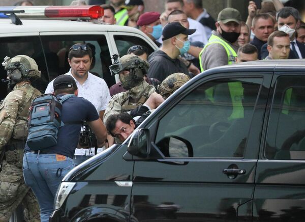 Задержание мужчины, угрожавшего взорвать заложников в бизнес-центре в Киеве Задержание мужчины, угрожавшего взорвать заложников в бизнес-центре в Киеве