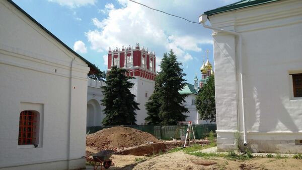Раскопки в Новодевичьем монастыре Раскопки в Новодевичьем монастыре