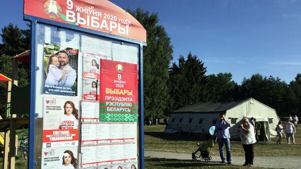 Предвыборные плакаты кандидатов в президенты Белоруссии Сергея Черчень и Светланы Тихановской на улице в Минске