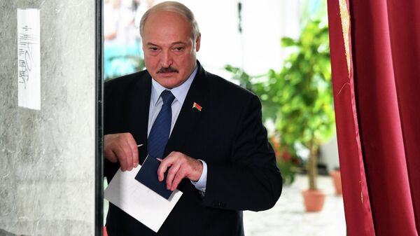 Президент Белоруссии Александр Лукашенко на избирательном участке во время президентских выборов в Минске Президент Белоруссии Александр Лукашенко на избирательном участке во время президентских выборов в Минске