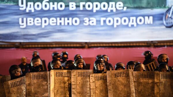 Сотрудники правоохранительных органов во время акции протеста в Минске Сотрудники правоохранительных органов во время акции протеста в Минске
