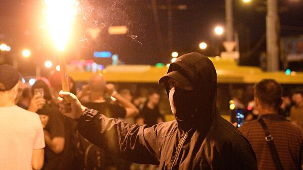 Участник акции протеста на одной из улиц в Минске Участник акции протеста на одной из улиц в Минске