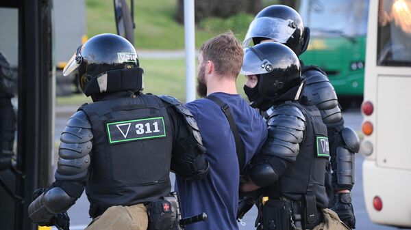 Сотрудники правоохранительных органов задерживают участников акции протеста в Минске Сотрудники правоохранительных органов задерживают участников акции протеста в Минске