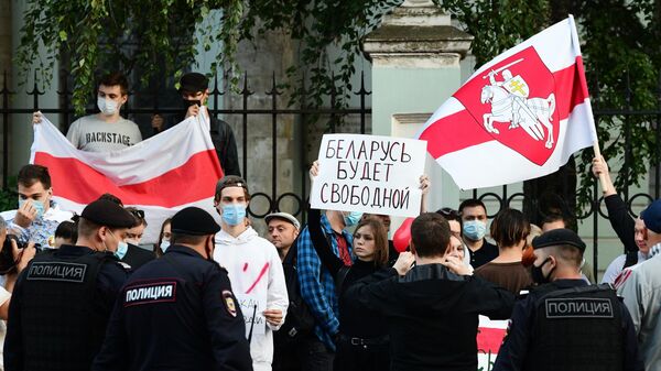 Люди и сотрудники полиции у посольства Белоруссии в Москве Люди и сотрудники полиции у посольства Белоруссии в Москве