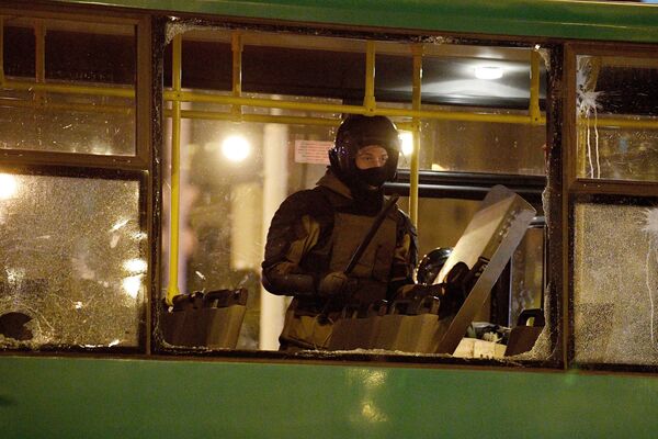 Сотрудник правоохранительных органов во время акции протеста в Минске Сотрудник правоохранительных органов во время акции протеста в Минске