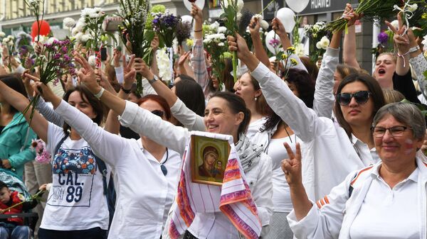 Участники мирной акции протеста возле Комаровского рынка в Минске Участники мирной акции протеста возле Комаровского рынка в Минске