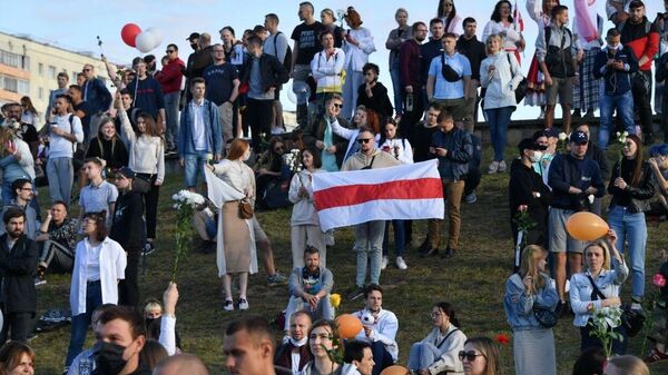 Участники акции протеста у станции метро Пушкинская в Минске Участники акции протеста у станции метро Пушкинская в Минске