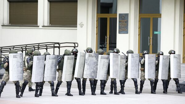 Сотрудники правоохранительных органов у Дома правительства в Минске Сотрудники правоохранительных органов у Дома правительства в Минске