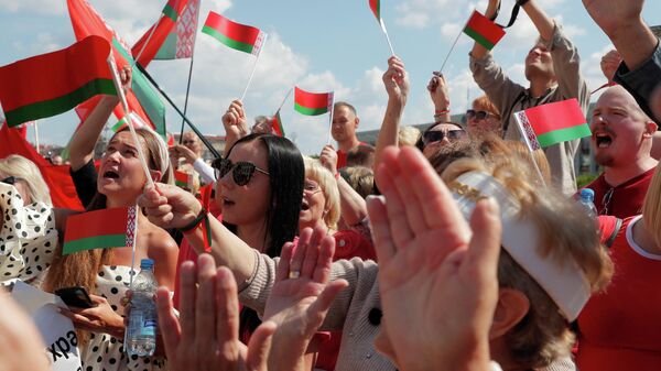 Люди на митинге в поддержку президента Беларуси Александра Лукашенко у Дома правительства на площади Независимости в Минске, Беларусь Люди на митинге в поддержку президента Беларуси Александра Лукашенко у Дома правительства на площади Независимости в Минске, Беларусь