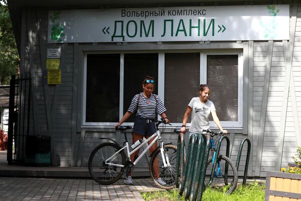 Посетители у вольерного комплекса Дом лани в Зеленограде Посетители у вольерного комплекса Дом лани в Зеленограде