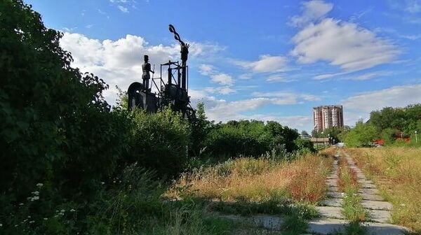 Скульптура Паровоз в 32-м квартале Автозаводского района Тольятти Скульптура Паровоз в 32-м квартале Автозаводского района Тольятти