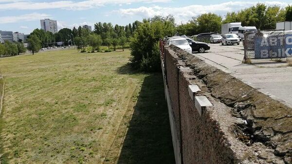 Вид на пустырь со стилобата Дворца культуры и техники в Тольятти Вид на пустырь со стилобата Дворца культуры и техники в Тольятти