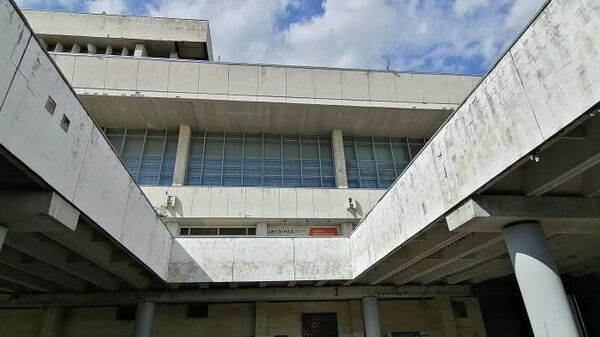 Вид снизу на Дворец культуры и техники в Тольятти Вид снизу на Дворец культуры и техники в Тольятти