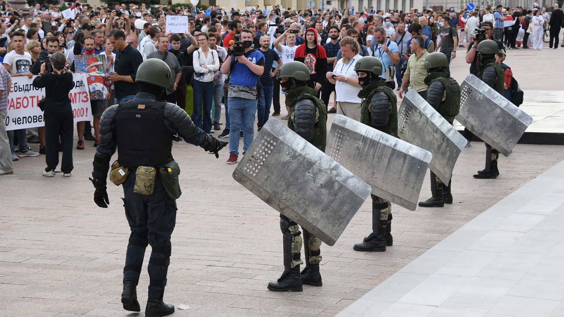 Участники акции протеста и военнослужащие в Минске Участники акции протеста и военнослужащие в Минске - РИА Новости, 1920, 05.12.2020