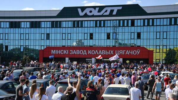 Участники митинга оппозиции возле Минского завода колёсных тягачей Участники митинга оппозиции возле Минского завода колёсных тягачей