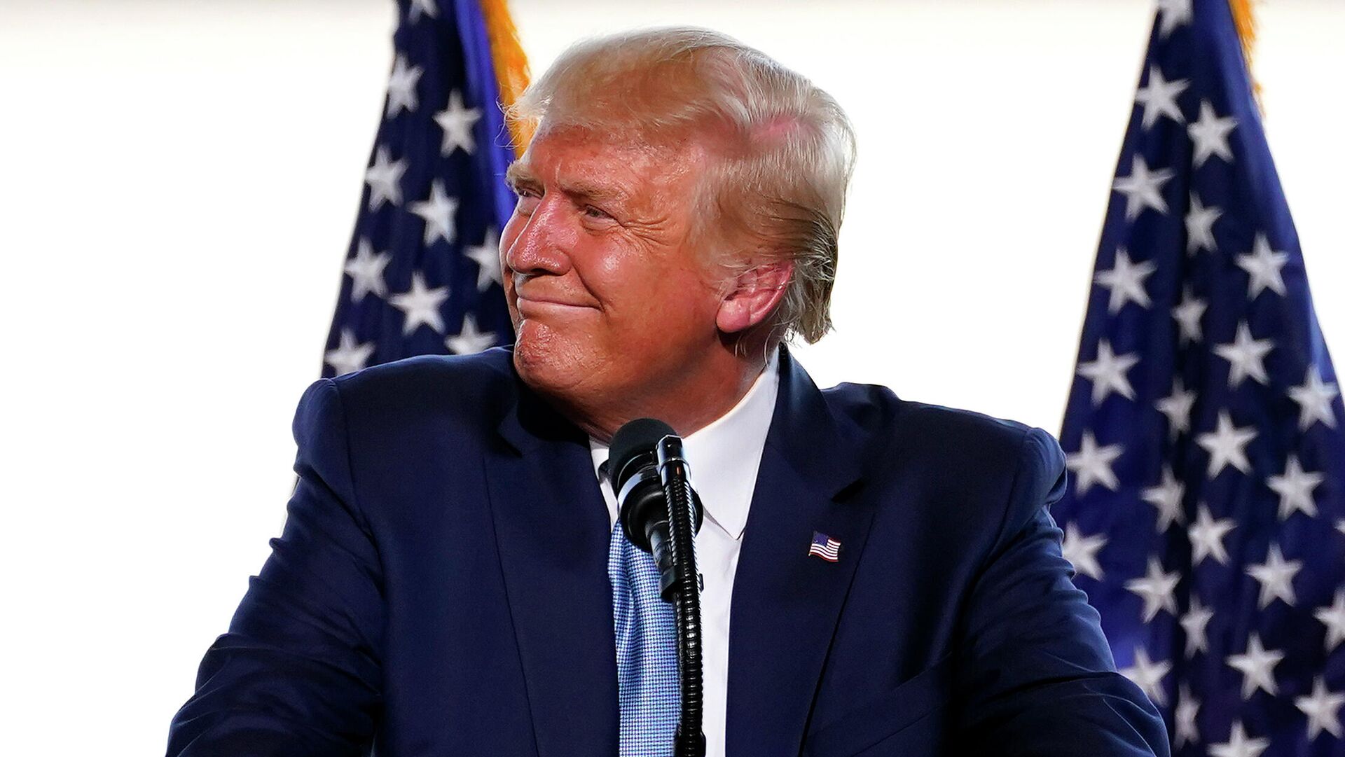 Президент Дональд Трамп обращается к толпе сторонников в международном аэропорту в городе Юма, штат Аризона Президент Дональд Трамп обращается к толпе сторонников в международном аэропорту в городе Юма, штат Аризона - РИА Новости, 1920, 17.10.2020